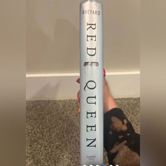 Red Queen by Victoria Aveyard - Picture 4 of 4